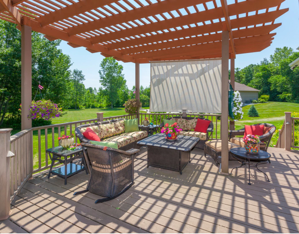 Custom Pergolas and Decks (1)